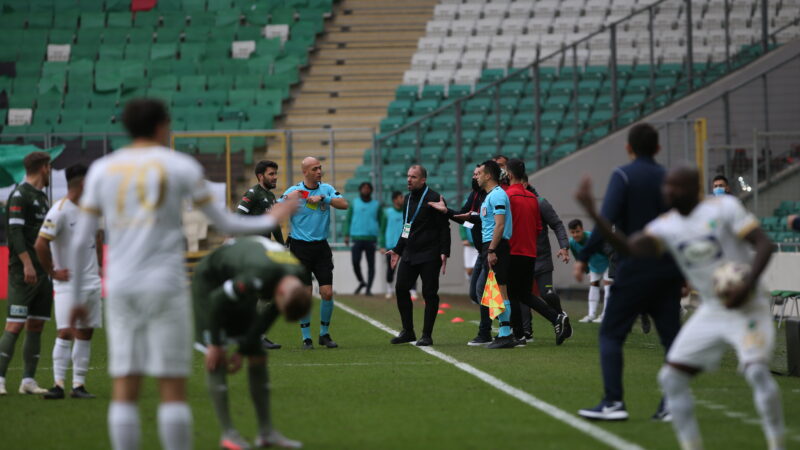 Bursaspor-Akhisarspor maçında verdiği ve vermediği kararlarla yeşil beyazlı camianın büyük