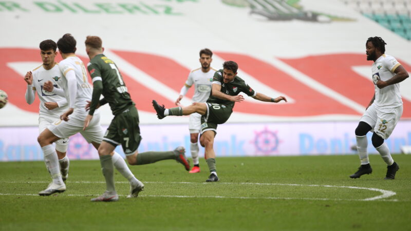 TFF 1. Lig ekiplerinden Bursaspor, son dakikada bulduğu gollerle adından