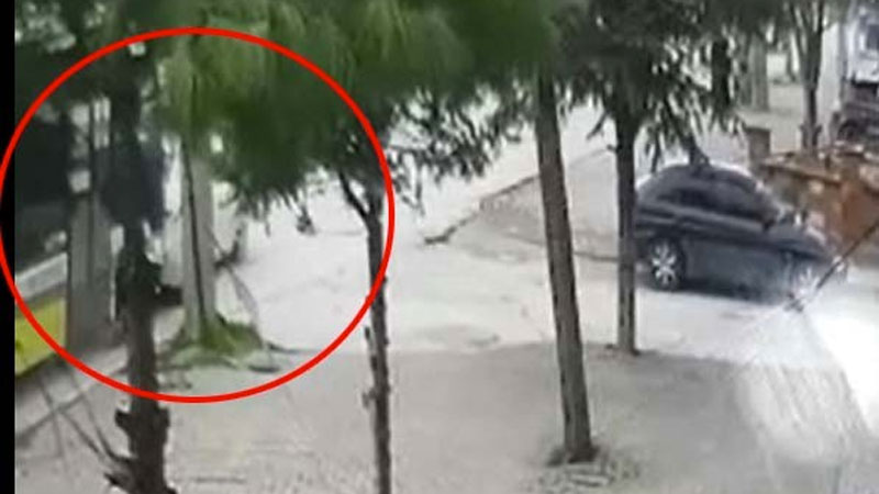 Yer: Bursa… Halk otobüsü otomobile böyle çarptı Yer: Bursa… Halk otobüsü otomobile böyle çarptı