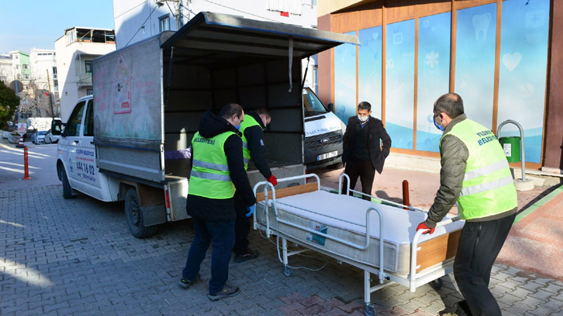 Yıldırım Belediyesi’nden 120 yaşındaki Emine Teyze’ye hasta yatağı yardımı