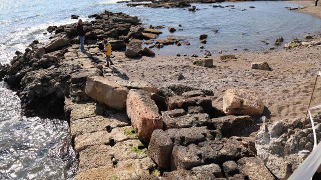 Deniz çekildi, 3000 yıllık antik kent limanı ortaya çıktı