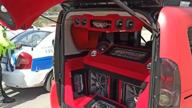 Otomobilde yüksek sesli müziğe 288 lira ceza Otomobilde yüksek sesli müziğe 288 lira ceza