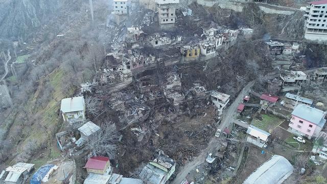 Felaketi yaşayan köyde hasar gün ağarınca ortaya çıktı