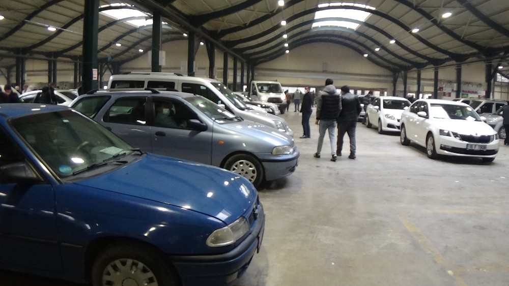 Bursa’da aylar sonra ikinci el oto pazarı açıldı