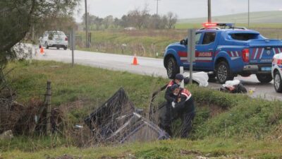 Otomobil su kanalına devrildi: 2 ölü