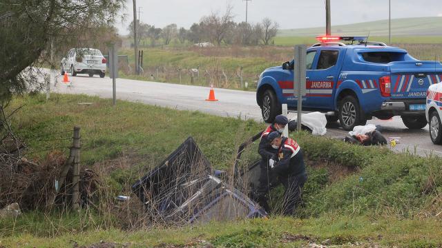 Otomobil su kanalına devrildi: 2 ölü