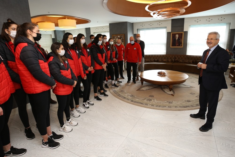 Başkan Erdem’den Nilüfer’in sultanlarına tam destek