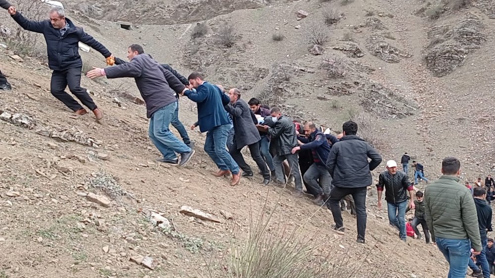 Servis minibüsü uçurumdan devrildi! Ölü ve yaralılar var