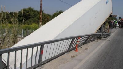 Şoförünün direksiyon başında uyuduğu TIR köprüden düştü!
