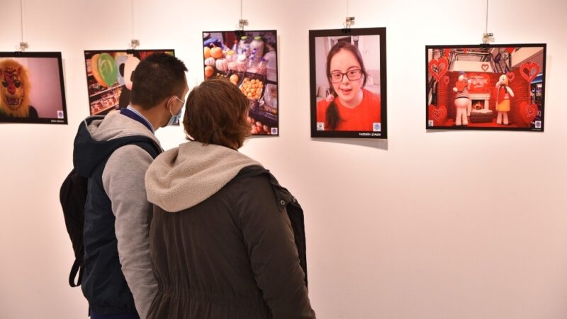 Bu sergide fotoğraftan çok ötesi var Bursa Büyükşehir Belediyesi’nin Bursa Down Kardeşliği Derneği işbirliğiyle düzenlendiği ve