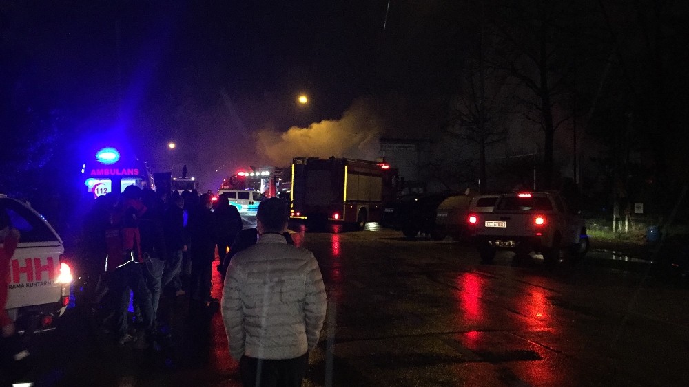 Bursa’da fabrika yangını…Milyon değerindeki malzemeler küle döndü Bursa’da fabrika yangını…Milyon değerindeki malzemeler küle döndü