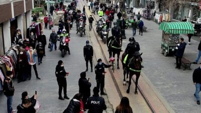 Bursa’da atlı polis birlikleri kadınlara karanfil dağıttı