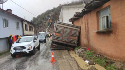 Bursa’da tır eve girdi, mahalle elektriksiz kaldı