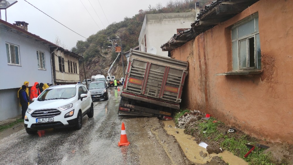 Bursa’da tır eve girdi, mahalle elektriksiz kaldı Bursa’da tır eve girdi, mahalle elektriksiz kaldı