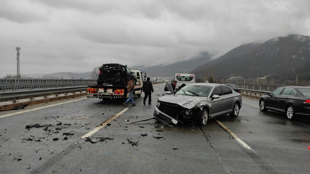 Bursa’da yağmur kazaya neden oldu: 2 yaralı
