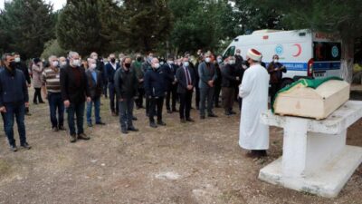 Koronavirüsten ölen doktor, babası için ayrılan mezara defnedildi