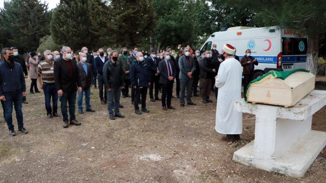 Koronavirüsten ölen doktor, babası için ayrılan mezara defnedildi