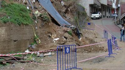 İstinat duvarı minibüsün üzerine çöktü