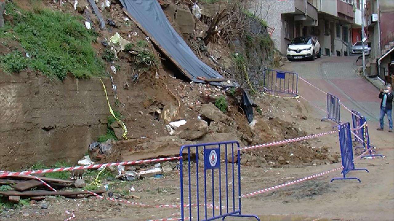 İstinat duvarı minibüsün üzerine çöktü