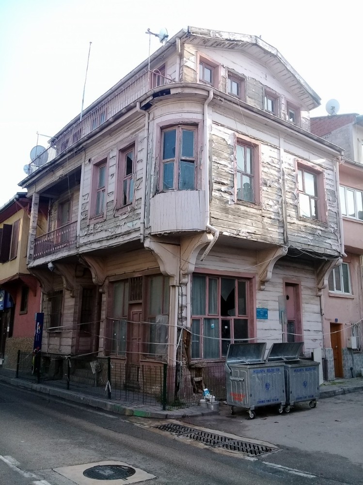 Eğitim yuvası tarihî bina çürüyor