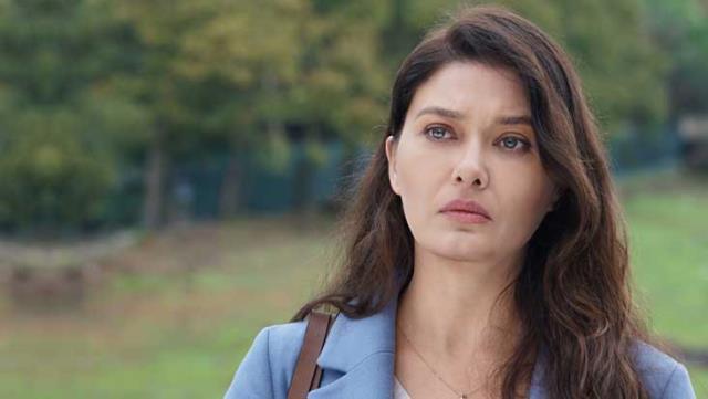 Derin yırtmaçlı elbisesiyle büyüledi