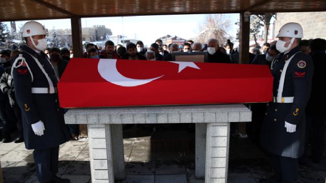 Kazada yaşamını yitiren uzman çavuş ve ailesi toprağa verildi