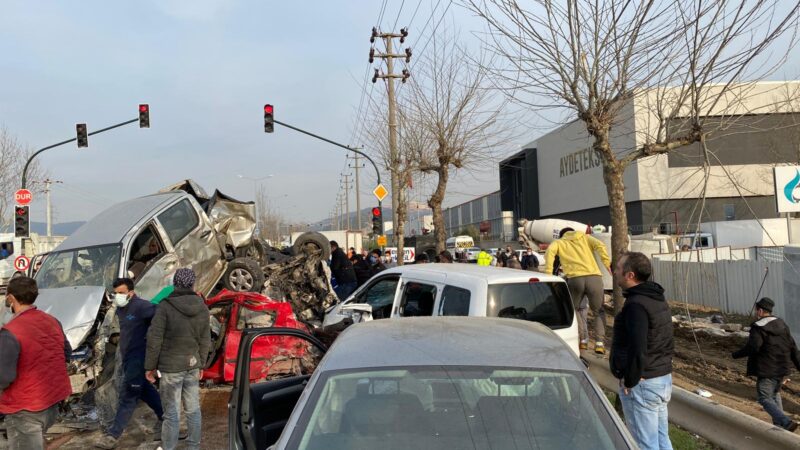 Bursa’da katliam gibi kaza: Çok sayıda ölü ve yaralı var Bursa-Ankara karayolunun Kestel ilçesi mevkisinde meydana gelen zincirleme trafik kazasında
