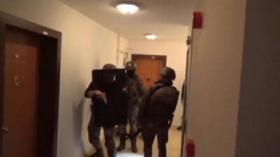 1,5 milyon liralık hırsızlık! 100 kiloluk kasayı kucağında taşıdı