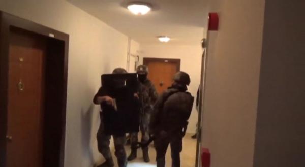 1,5 milyon liralık hırsızlık! 100 kiloluk kasayı kucağında taşıdı