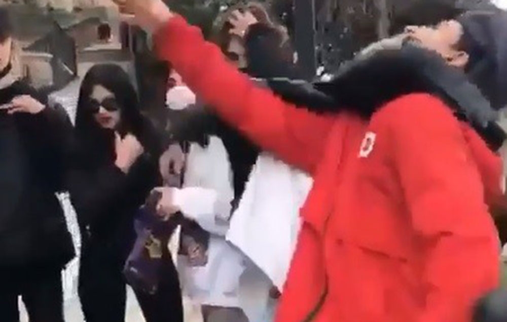 Bursa’da gençler birbirine girdi! Endişe veren görüntüler…