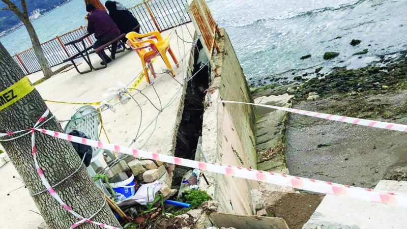 Bursa’nın ünlü sahilinde büyük tehlike! Bursa'nın önemli sahillerinden olan Kurşunlu'dan gelen bu fotoğraflar şok etkisi