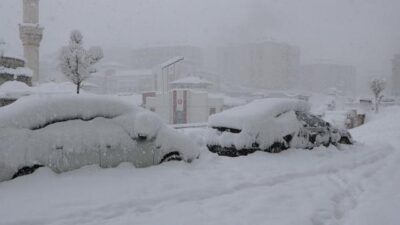 Araçlar kara gömüldü, 177 yol ulaşıma kapandı