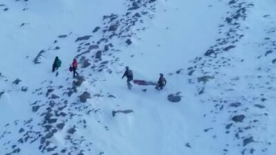 Mahsur kalan dağcıların imdadına askeri helikopter yetişti