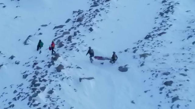 Mahsur kalan dağcıların imdadına askeri helikopter yetişti