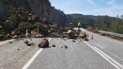 Karayolunda heyelan! Trafik tek şeritten sağlanıyor