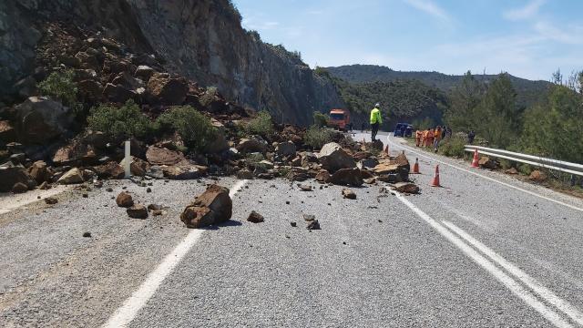Karayolunda heyelan! Trafik tek şeritten sağlanıyor Karayolunda heyelan! Trafik tek şeritten sağlanıyor