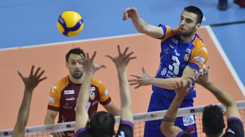 AXA Sigorta Efeler Ligi temsilcimiz İnegöl Belediyespor erkek voleybol takımı,