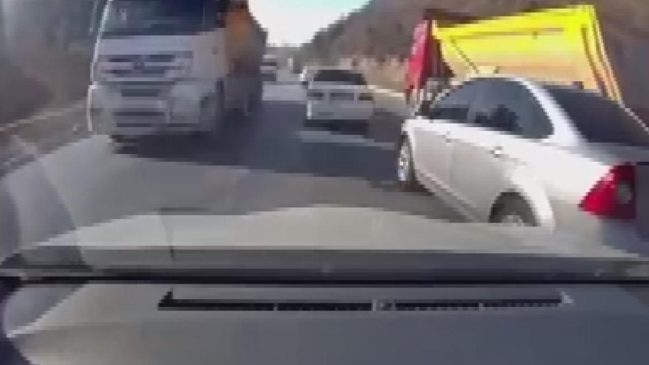 Trafikte art arda tehlike: Önce sollama sonra drift