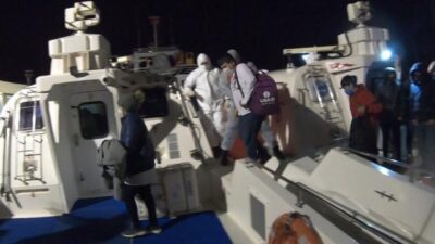 Türk kara sularına itilen 12 sığınmacı kurtarıldı