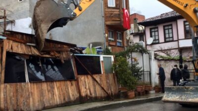 Kaçak işletme yıkıldı