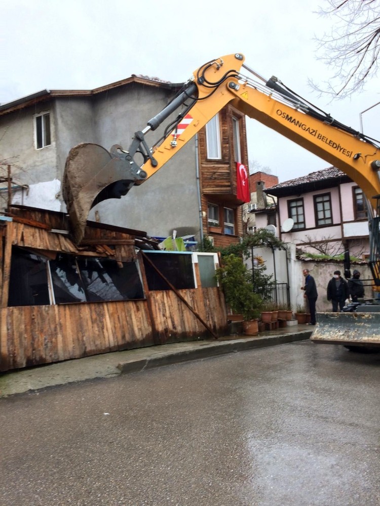 Kaçak işletme yıkıldı Kaçak işletme yıkıldı