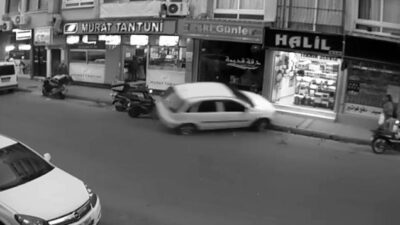 Kaldırıma çıkan aracın altında kalmaktan saniyelerle kurtuldular