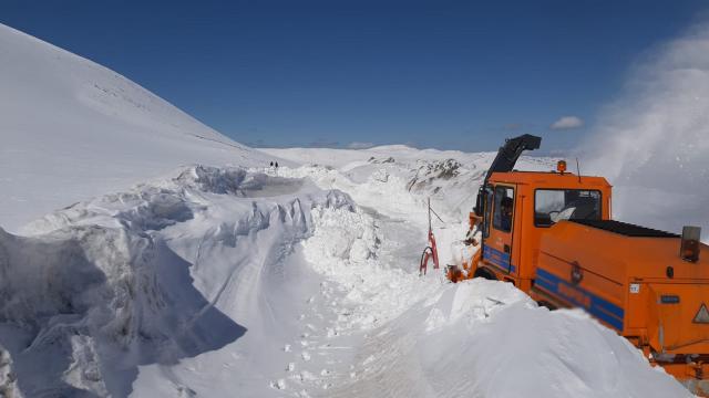 10 gündür kardan kapalı olan yol ulaşıma açıldı
