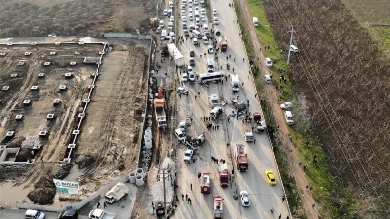 Bursa-Ankara kara yolunun Kestel ilçesi mevkisinde meydana gelen zincirleme trafik