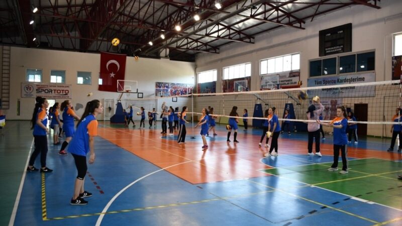 İnegöl Belediyesi’nin Belediyespor organizasyonuyla düzenlediği kış spor okulları, kontrollü normalleşme