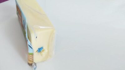 Marketten aldığı kaşar peynirin içinden çıkanı görünce şoke oldu