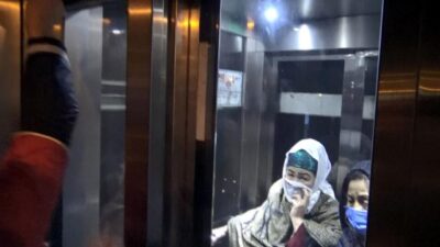 İki kadın metrobüs asansöründe mahsur kaldı