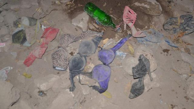Mezar odalarında rezil görüntü! Sütyen ve kadın ayakkabıları bulundu