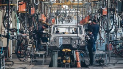 Bir bir ara veriyorlar! 3 otomotiv devinden karar