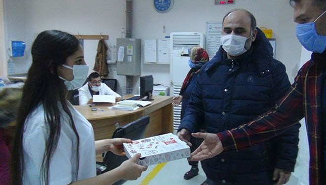 Önce doktoru tehdit etti, sonra özür dileyip pizza dağıttı